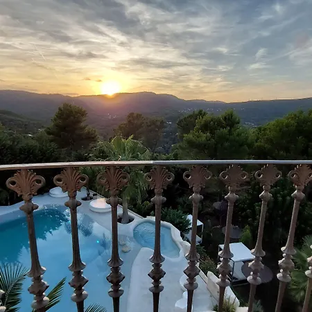 Petit Mirador Hotel 3*